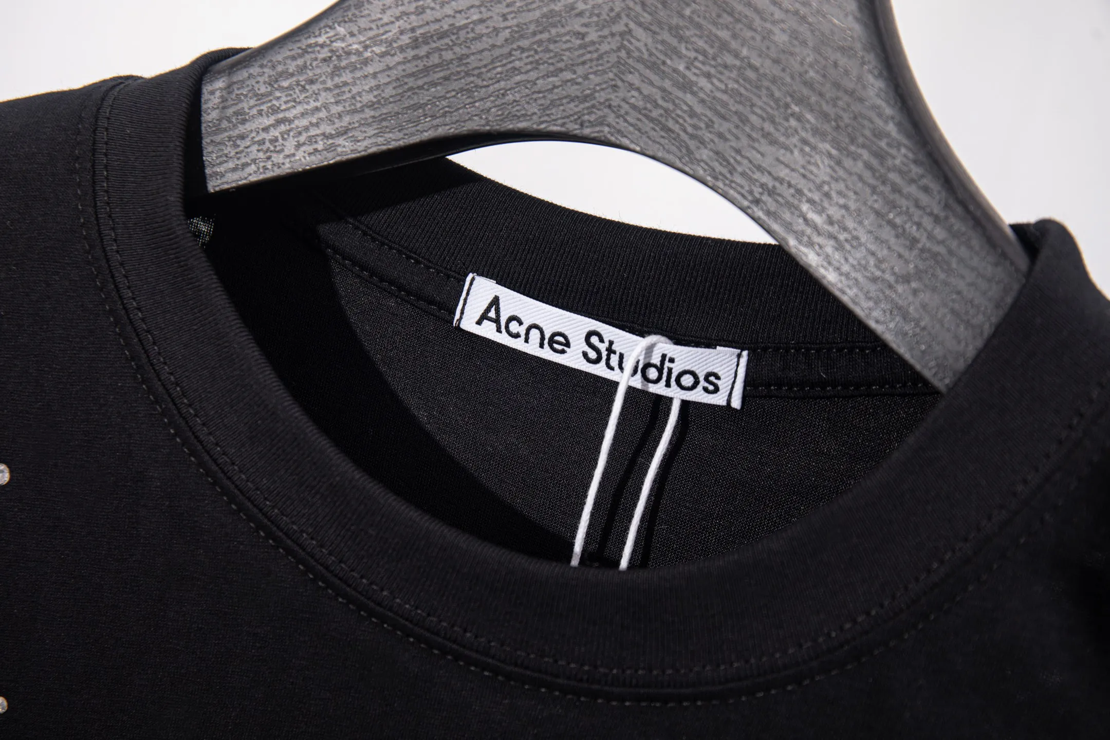 Model No. SL ACNE Letters reflective rhinestone printed round neck long-sleeved T Couple Same Style Full set of packaging Three labels complete Distinguished market currency Feel free to compare Pure cotton Gram-weight 32 double yarns No pilling No fading Comfortable Breathable High-temperature pre-shrunk Processed with 1x 1 thread in the same cylinder Not easy to deform after repeated washing Oversize loose version Maximum wear Fit below loose Original matching accessories 1:1 Main mark process Very Premium Color: Black White Size: S-XL